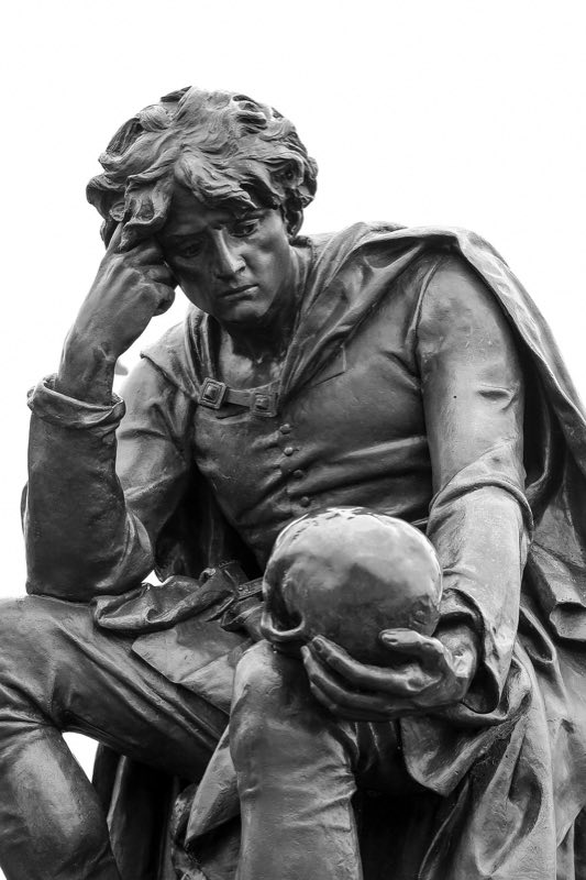 A statue of Hamlet holding a skull